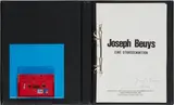 Joseph Beuys, Eine Straßenaktion, 1972, Dokumentation und Tonbandkassette in Ringbuch