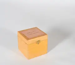 Robert Filliou, Optimistic Box No.1 Thank god for modern weapons.., 1968, Multiple. Kleine Holzkiste und dunkler Naturstein