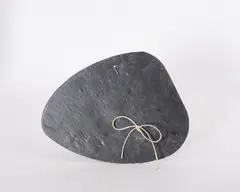 C. O. Paeffgen, Ei mit Schleife, 1994, Multiple. Schiefertafel, mit Schnur-Schleife und Aufhängung