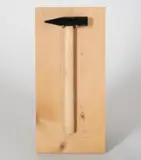 Günther Uecker, Do it yourself, 1969, Hammer (DIN 1041) und 2 Nägel auf Weichbrettholz, mit Aufhänger