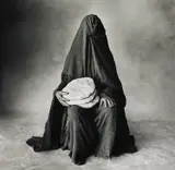 Irving Penn, Woman with three loaves, Morocco (B)