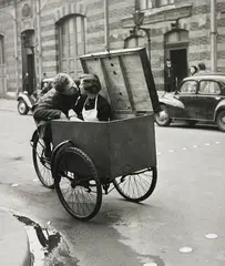 Le baiser blotto by Robert Doisneau, 1950, Gelatin silver print, printed later, offered Oct 2019