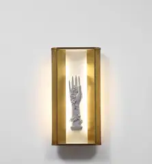 Gio Ponti, Wall light with niche and hand with flowers statuette, circa 1951, Brass, painted brass, painted wood, glazed earthenware