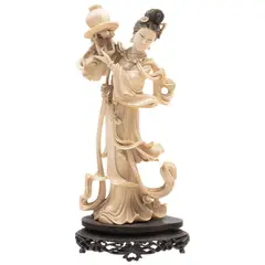 Dama Oriental, CHINA, SIGLO XX, Talla en marfil esgrafiado y entintado con base de madera tallada