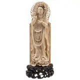 Diosa Guan Yin, INDIA, SIGLO XX, Talla en marfil esgrafiado y entintado con base de madera calada