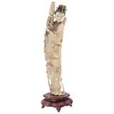 Dama Con Flores, CHINA, SIGLO XX, Talla en marfil esgrafiado y entintado con base de madera