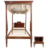 Cama Individual Con Dosel y Taburete, SIGLO XX, Talla en madera con aplicaciones de bronce. Decorada con mascarones, victorias y esfinges Incluye dosel, cabecera, piecera y 2 largueros. Fustes lisos, molduras y elementos vegetales