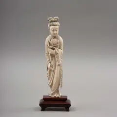 Dama Oriental, CHINA, AÑOS 20, Talla de marfil entintado con base de madera