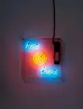 Maurizio Nannucci, Auktion 442, Los 1329, Leuchtstoffröhren in Plexiglaskasten