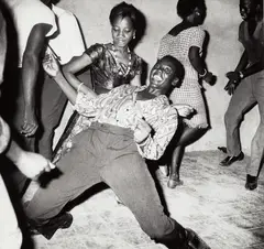 Malick Sidibé, Regardez-moi, 1962, Gelatin silver print, printed 2007, flush-mounted