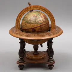 Globo Terraqueo, ITALIA, SIGLO XX, Madera entintada. Franja horizontal con escala del calendario zodiacal
