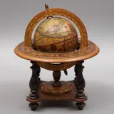 Globo Terraqueo, ITALIA, SIGLO XX, Madera entintada. Franja horizontal con escala del calendario zodiacal