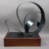Nickyta Shamay, La montaña rusa, Escultura en acero con esmaltado acrílico negro