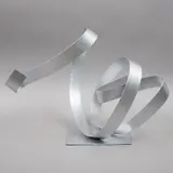 Nickyta Shamay, Ni blanco, ni negro, Escultura en acero con esmaltado acrílico plateado