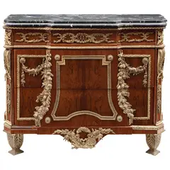 Cómoda, SIGLO XIX, Talla en madera con aplicaciones de bronce con motivos vegetales. Cubierta irregular de mármol. Consta de tres cajones frontales
