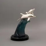 Firma No Identificada, DELFINES, Escultura en resina con electrobaño plateado y pátina verde