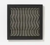 Ludwig Wilding, "Stereoskopisches Bild PSR 55/25", 1979, Serigrafie auf Plexiglas und gefaltetem Karton. In schwarz gefasstem Holzkasten