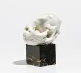 Michael Schoenholtz, Kleiner Schädel, 1975, Marmor