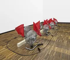 Roman Signer, Fahnen, 2007, 8 Flaggen, 8 Ventilatoren