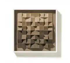 Klaus Staudt, aufsteigende Helligkeit, 1971/74, 64 Polystyrolkörper auf braun gefasster Holzplatte. In Plexiglaskastenrahmen