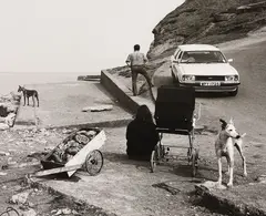 Chris Killip, Crabs and People, Skinningrove, North Yorkshire, 1981, Gelatin silver print, printed 1985