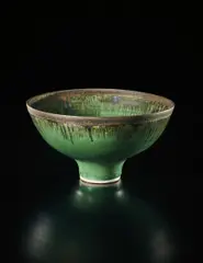 Lucie Rie, Footed bowl, circa 1980, Porcelain, deep green glaze with golden lip