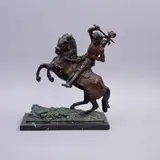 Anónimo, Personaje a caballo, Escultura en bronce. Con pátina verde