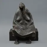 Anónimo, Mujer sentada, Escultura en bronce