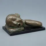 Beatriz Caso, Niña recostada, 1979, Escultura en bronce