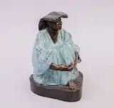 Firmado Sal Jara M, Mujer indígena sentada, Escultura en bronce partinado