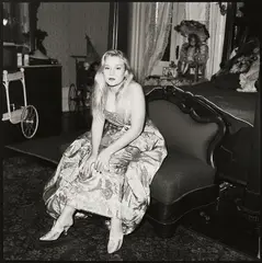 Rosalind Fox Solomon, Marigny in her Mother's Marilyn Monroe Gown, 1993, Vintage. Gelatinesilberabzug auf Agfa-Papier