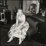 Rosalind Fox Solomon, Marigny in her Mother's Marilyn Monroe Gown, 1993, Vintage. Gelatinesilberabzug auf Agfa-Papier