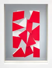 Christian Megert, Spiegelscherben, 2019, Farbig beschichtete Kartonstücke und weiß gestrichene Holzwürfel auf Spiegel