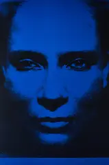 Katharina Sieverding, Die Sonne um Mitternacht schauen (7A/III/196/1973, monocrome-blue), 2015, Farbfotolithografie auf leichtem Karton