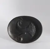 Ewald Mataré, Ovaler Teller mit Hahn, 1949, Bronze, braun patiniert