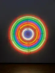 John Armleder, Ohne Titel (target), 2001, Neun farbige Neonkreise, Transformatoren und Kabel