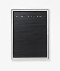 Bethan Huws, "WV 012 006" (ALL ARTISTS ARE MORTAL), 1999, Aluminiumkasten mit Plexiglasfront, steckbare weiße Kunststoffbuchstaben auf schwarzer Kunststoffrückwand