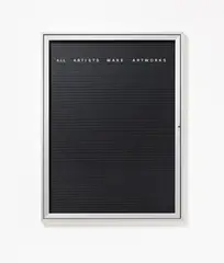 Bethan Huws, "WV 010 004" (ALL ARTISTS MAKE ARTWORKS), 1999, Aluminiumkasten mit Plexiglasfront, steckbare weiße Kunststoffbuchstaben auf schwarzer Kunststoffrückwand