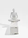 Terence Koh, I am guiding myself true an impossible nectarine what then becomes of the camel, 2008, Bronze mit 24-Karat-Vergoldung, Glas, Stahl, getönte Folie, weißer Marmor und weiße Farbe
