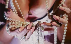 Marilyn Minter, "HANDFUL", 2008, Emaillelack auf Metallplatte