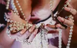 "HANDFUL" by Marilyn Minter, 2008, Emaillelack auf Metallplatte, sold Sep 2020