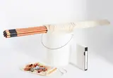 Andreas Slominski, Eimer Wasser, 1998, Multiple. Diverse Installationsmaterialien (Kunststoffeimer, Video, Wasserhahn, Kupferrohre)