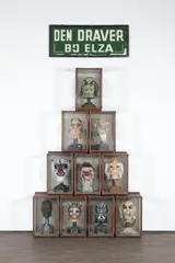 Ohne Titel (Composition Trouvée) by Guillaume Bijl, 2009, Mixed Media (Holzschaukästen, Hartschaum, Farbe, Künstliches Haar, Glas, Holzrahmen und Klebefolie), sold Jun 2021