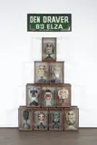 Guillaume Bijl, Ohne Titel (Composition Trouvée), 2009, Mixed Media (Holzschaukästen, Hartschaum, Farbe, Künstliches Haar, Glas, Holzrahmen und Klebefolie)