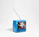 Pipilotti Rist, I've only got eyes for you (Pin down jump up girl), 1996, Blau bemalter Fernseher und auf Plexiglas aufgezogenes Hologram mit Saugnapf