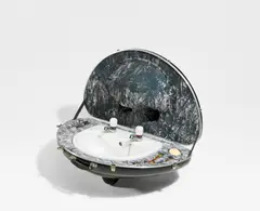Hadrian Pigott, Cadillac (black), 1997, Mixed Media (Schwarze Fiberglasschale, PVC-Schaum, Samt, Waschbassin, Anschlußvorrichtungen und Seife)