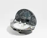 Hadrian Pigott, Cadillac (black), 1997, Mixed Media (Schwarze Fiberglasschale, PVC-Schaum, Samt, Waschbassin, Anschlußvorrichtungen und Seife)