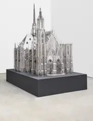 Wim Delvoye, Chapel, 2007, Mixed Media (Stahl, Edelstahl und Glasfenster), elektrifiziert