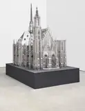 Wim Delvoye, Chapel, 2007, Mixed Media (Stahl, Edelstahl und Glasfenster), elektrifiziert