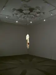 Barry X Ball, The akra tapeinosis (...) - Portrait Matthey Barney, 2000 - 2004, Mixed Media (Mexikanischer Onyx, Stahl, Rhodium, Polyurethan, Holz, Stahlseile, Licht)